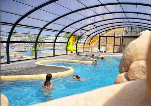 Campings con piscinas cubiertas o climatizadas y parques acuáticos