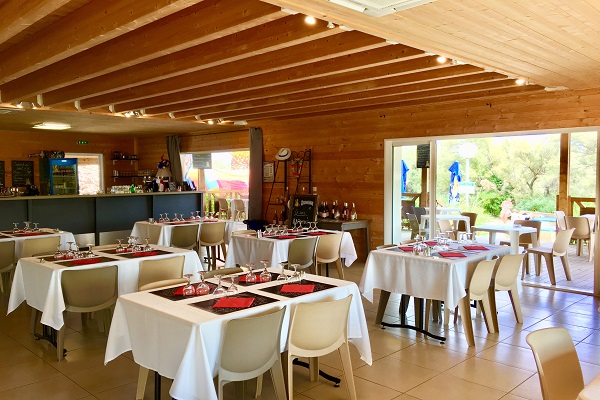 campings/francia/languedoc-rosellon/aude/SoleildOc/8-resto-salle-min.jpg