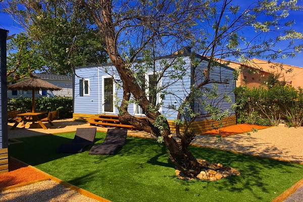 campings/francia/languedoc-rosellon/aude/SoleildOc/mobil-home-jardin.JPG