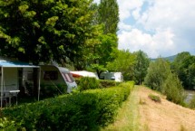 Emplacements camping vue sur la rivière