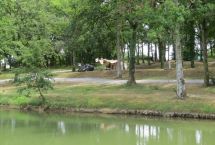 Parcelas camping orilla del lago