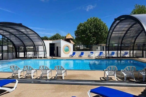 campings/francia/paises-del-loira/vandea/LeGrandJardin/imgi-25-piscine-couverte-camping-vendee-6-1024x768-personnalise.jpg