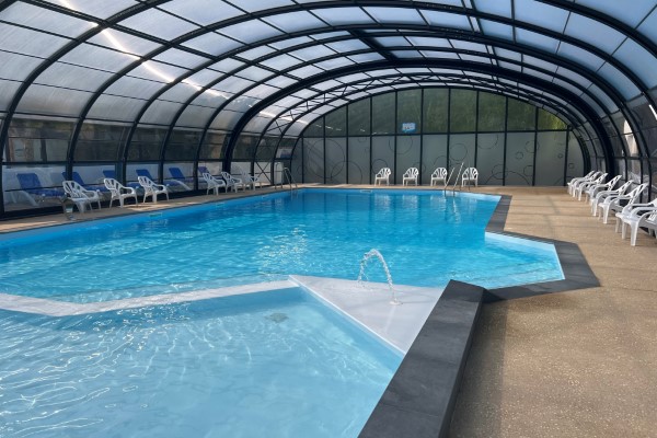 campings/francia/paises-del-loira/vandea/LeGrandJardin/piscine-couverte-camping-4-etoiles-personnalise.jpg