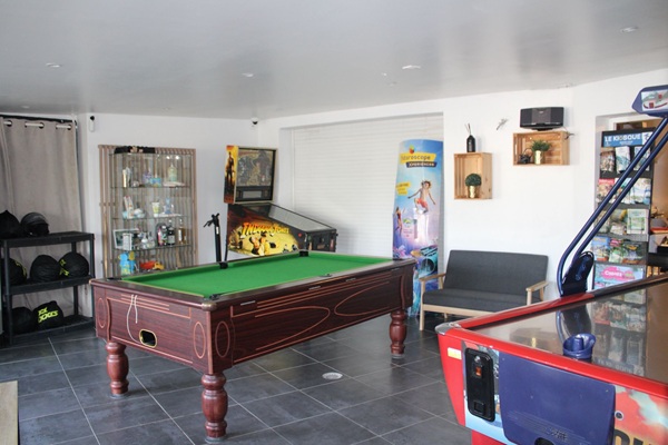campings/francia/paises-del-loira/vandea/Mahana/salle-de-jeux-camping-mahana-1.jpg