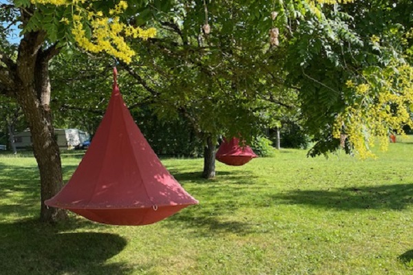 campings/francia/perigord-quercy-y-gascuna/leconvivial/tente-dans-les-arbres3.jpeg