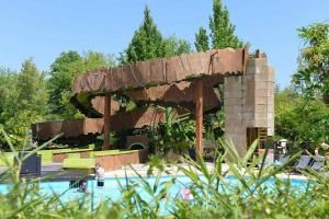 Village Tropical Sen Yan